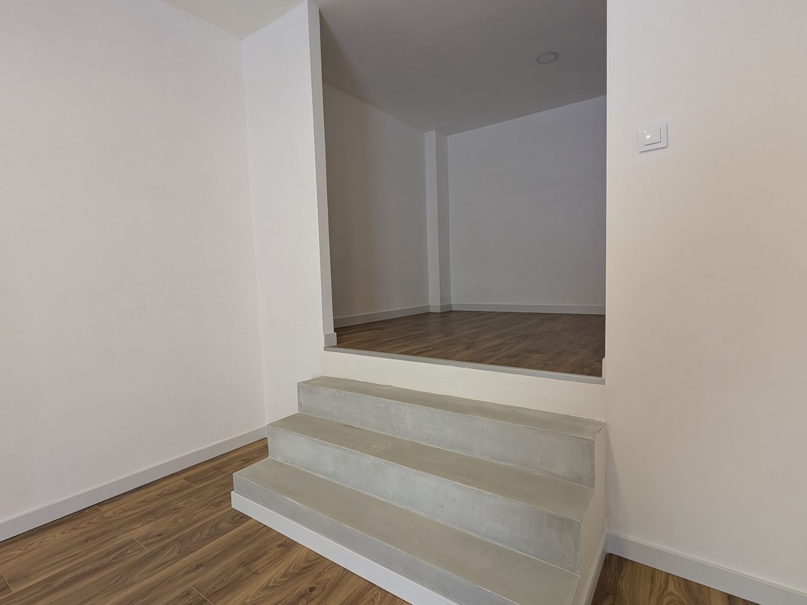 El altillo integrado en la vivienda, con peldaños nuevos y suelo de madera